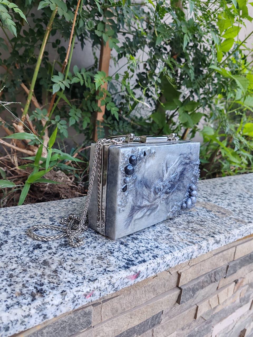 Resin clutch, Wise grey